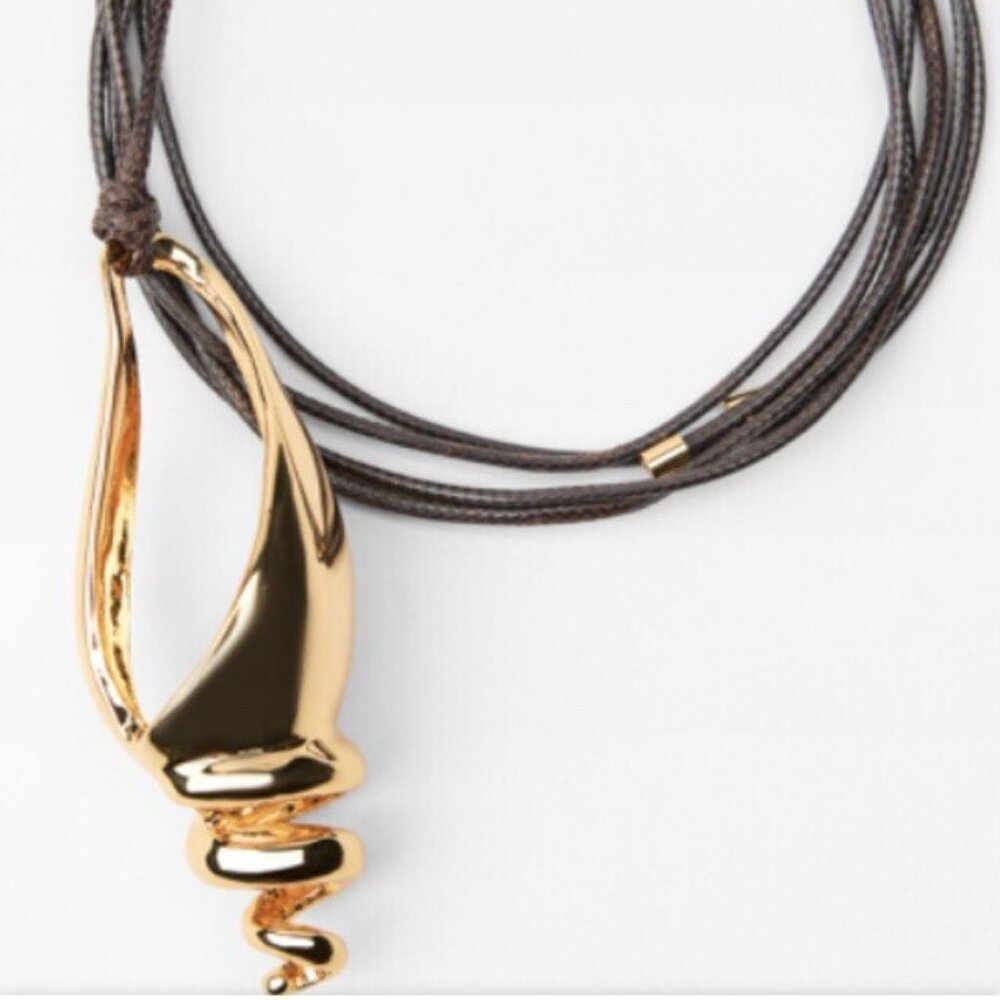 Zaea Elegant Gold Shell Pendant Chocker Necklace